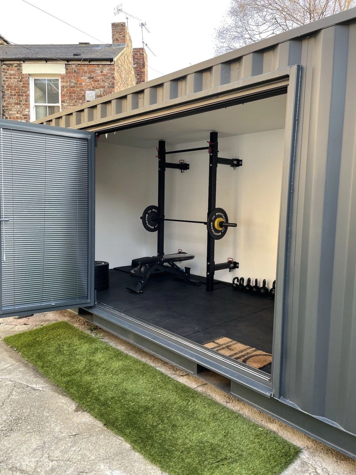20ft Converted Shipping Container Office / Gym – photo 3